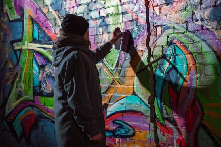 unterschied-graffiti-streetart-dp-176152572